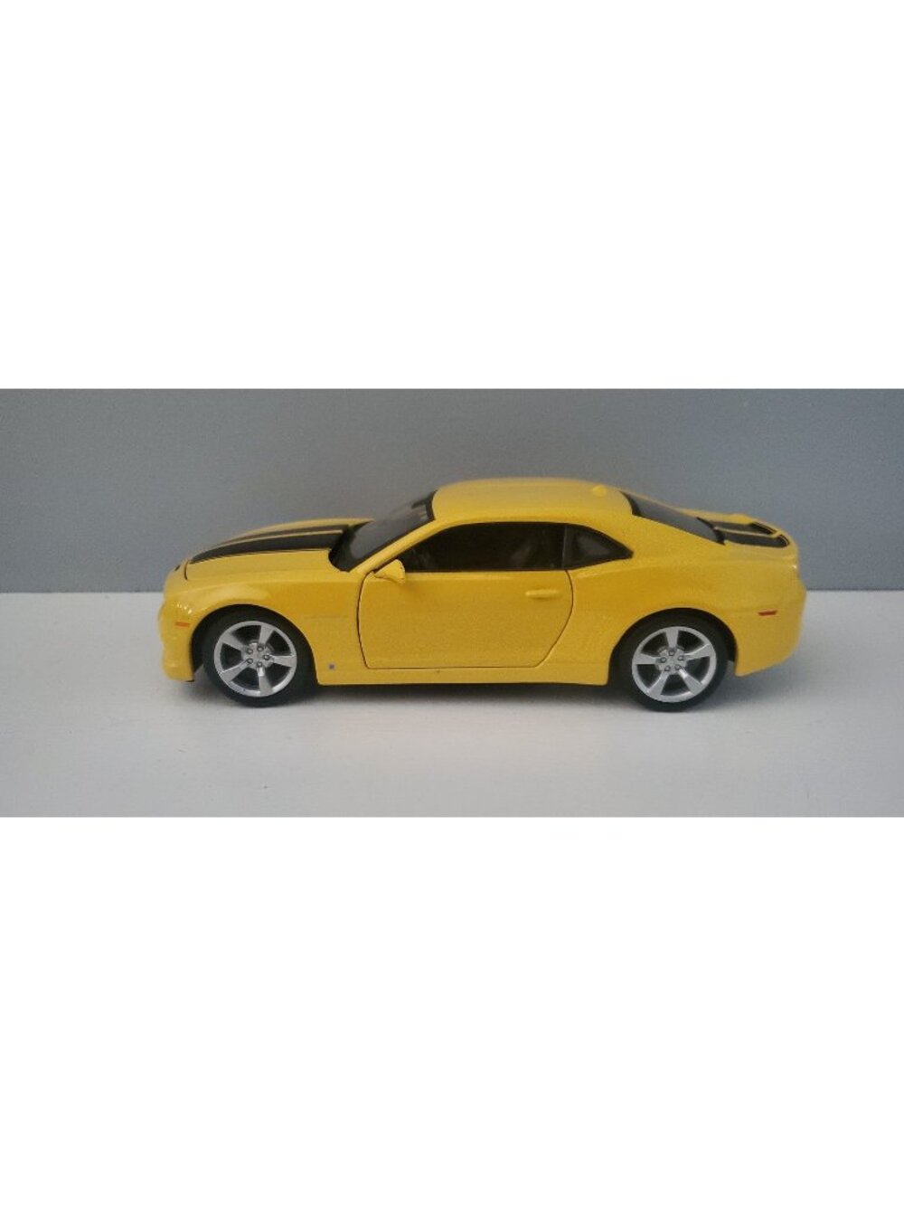 Maisto 1:24 Scale 2010 Chevrolet Camaro SS RS Diecast